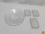 Lote de fruteira em vidro moldado com 3 petisqueiras em vidro fosco. Medindo a fruteira 23,5cm de diâmetro x 5,5cm de altura.