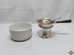 Lote composto de rechaud com concha em prata 90 e bowl em porcelana branca. Medindo o bowl 16,5cm de diâmetro x 9cm de altura.