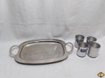 Bandeja retangular com alça em aço inox Wolff e 4 copos em alumínio da marca Nigro. Medindo a bandeja 50cm x 30cm.