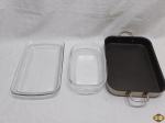 Lote de tabuleiro em alumínio revestido de teflon, 2 travessas retangulares em vidro temperado. Medindo ao tabuleiro 35cm x 25cm x 5,5cm de altura sem alça.