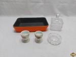 Lote composto de travessa retangular em porcelana refratária, cinzeiro em cristal, açucareiro em cristal e 2 porta ovos em porcelana. Medindo a travessa 25cm x 16,5cm x 5,5cm de altura.