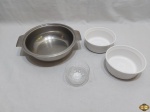Lote composto de 2 bowls em vidro opalinado Corning canelado, travessa em aço inox Meridional 18/8 e pequeno bowl em vidro. Medindo a travessa redonda 23,5cm de diâmetro x 7cm de altura.