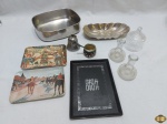 Lote composto de petisqueiras em melanina, pequena travessa em aço inox, etc. Medindo a travessa 19,5cm x 16cm x 5,5cm de altura.