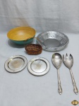 Lote composto de fruteira/pãozeira em aço inox Wolff vazada, bowl em madeira, etc. Medindo a fruteira 28,5cm de diâmetro x 4,5cm de altura.