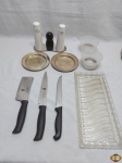 Lote composto de bandeja retangular em acrílico, 2 galhetas em porcelana branca, 3 facas da coleção Caras Sonho Oriental, etc. Medindo a bandeja 33,5cm x 15cm.
