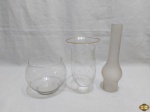 Lote de 2 mangas e um bowl em vidro incolor, uma manga em vidro lapidado e um manga em vidro fosco. Medindo a manga lapidada 16,5cm de altura x 4cm de diâmetro de boca.