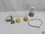 Lote diverso, composto de bandeja em acrílico, bandeja em porcelana na forma de coração, moringa em porcelana, etc. Medindo a bandeja em acrílico 32cm x 15cm.