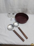 Lote diverso, composto de 2 garrafas de vidro, 1 saleiro em vidro, 1 travessa redonda resina e enorme par de talher de salada. Medindo a travessa 31,5cm de diâmetro x 6cm de altura.