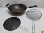 Lote composto de 1 frigideira, 1 peneira em aço e 1 tampa para fritura. Medindo a frigideira 35,5cm de diâmetro x 10,5cm de altura.