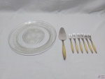 Prato de bolo em vidro moldado com 6 garfos e 1 espátula em aço inox Hercules, modelo Ourodur. Medindo o prato de bolo 28cm de diâmetro.