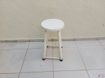 Banco redondo em madeira com patina branca. Medindo 29cm de diâmetro x 55cm de altura.