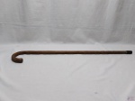 Bengala em madeira com relevo rústico e ponteira de borracha. Medindo 93cm de comprimento.