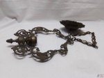 Lindo lustre de teto em bronze trabalhado com relevos. Medindo 80cm de comprimento total.