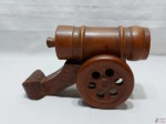 Enfeite na forma de canhão em madeira. Medindo 27cm de comprimento x 17cm de altura.