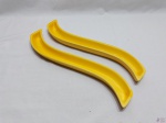 Lote de 2 petisqueiras na forma de "S" em cerâmica vitrificada. Medindo 39cm de comprimento.