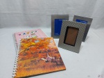 Lote de 2 álbuns de fotografias e 3 porta retratos em alumínio. Medindo o porta retrato 20,5cm x 15,5cm.