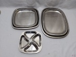 Baixela com 5 peças em aço inox Meridional 18/8. Sendo 2 travessas retangulares, 2 travessas quadradas e 1 petisqueira com 4 divisões. Medindo a travessa retangular maior 44,5cm x 32cm.