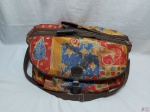 Mala de mão em lona colorida. Medindo 48cm x 23cm x 30cm de altura.