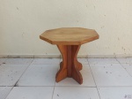 Mesa auxiliar facetada em madeira clara maciça. Medindo 60cm de diâmetro x 55cm de altura.