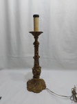 Pé de abajur em bronze maciço ricamente trabalhado com relevos. Medindo 55cm de altura. Funcionando perfeitamente.
