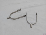 Par de esporas em metal prateado da marca Calfer. Medindo 13cm de comprimento x 8,5cm de abertura