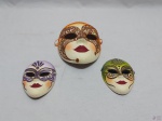 Jogo de 3 máscaras decorativas para pendurar em cerâmica com policromia. Medindo a maior 19cm de comprimento.