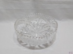 Centro de mesa, fruteira em cristal ricamente lapidado com borda serrilhada. Medindo 24cm de diâmetro x 10cm de altura.