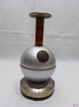 Antigo porta cigarros com caixa de música. Medindo 22cm de altura x 10,5cm de diâmetro de base.
