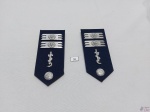 Par de ombreiras com 4 botons militares cada uma delas, para colecionador. Medindo 13cm x 5,5cm.