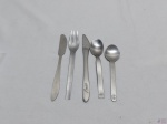 Jogo de 5 talheres em aço inox para colecionador da cia aéreas diversas. Medindo o garfo 16,5cm de comprimento.