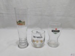 Lote de 3 copos em vidro, sendo 2 de cerveja e uma de whisky, com propaganda. Medindo a maior 20cm de altura.