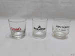 Lote de 3 copos de whisky em vidro, com propaganda. Medindo 8,5cm de altura.