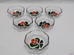 Jogo e 6 cumbucas bowl de sobremesa em vidro moldado com fundo floral. Medindo 13cm de diâmetro x 4,5cm de altura.