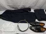 Lote de roupas masculina. Composto por 1 linda calça, blazer , sapato social, etc. Peças em perfeito estado de conservação. Medidas: Calças Tam: G, sapato n 42, blazer ombro a ombro 54cm.