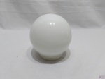 Cúpula bolinha em vidro opalinado. Medindo 14cm de altura x 10cm de diâmetro de boca. Leves bicados na boca.