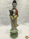 Escultura de gueixa em porcelana com relevos e rica policromia. Medindo 30,5cm de altura. Falta um detalhe na mão esquerda da estatua.