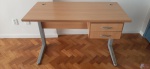 Mesa para escritório em madeira com pés de ferro e 2 gavetas, uma das gavetas com fechadura (não acompanha chave e encontra-se fechada). Medindo 120cm x 60cm x 74cm de altura.