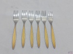 Jogo de 6 garfos de bolo em aço inox Hercules, modelo ourodur. Medindo 14,5cm de comprimento.