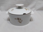 Sopeira redonda com 2 alças e tampa em porcelana Renner Medaillon, floral com friso prata. Medindo 21cm de diâmetro x 10cm de altura sem a tampa.