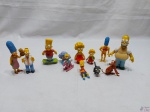 Lote de bonecos diversos do desenho animado "Os Simpsons", sendo o Homer maior um boneco oficial da Fox feito pela Playmates, medindo 12,5cm de altura.