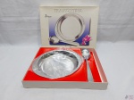 Conjunto de travessa e colher de servir em aço inox Tramontina. Medindo a travessa 21,5cm de diâmetro x 2,5cm de altura.