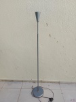 Luminária de pé em metal cinza sem cúpula em vidro opalinado fosco. Medindo 153cm de altura.