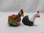 Lote de 2 enfeites na forma de galinha em cerâmica pintada. Medindo a maior 10cm de altura.