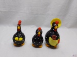 Lote de 3 enfeites na forma de galinha em cabaça pintada. Medindo a maior 20cm de altura.