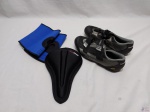 Kit para spinning composto de par de sapatilhas da marca Shimano, tamanho 42, capa em silicone para assento e par de joelheiras.