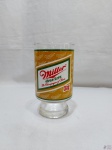 Grande copo para cerveja em vidro incolor com propaganda da cerveja Miller. Medindo 17cm de altura x 9,5cm de diâmetro.