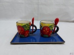 Par de xícara de café com colher em porcelana Delrio Salado Espanhol e bandeja em plástico duro. Medindo a bandeja 19,5cm x 13,5cm