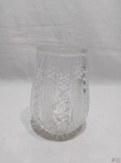 Vaso floreira em cristal ricamente lapidado. Medindo 17cm de altura x 12cm de diâmetro de bojo.