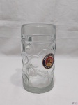 Caneca de cerveja com propaganda da Paulaner Munchem em vidro moldado. Medindo 20cm de atura x 10cm de diâmetro.