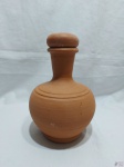 Garrafa bojuda em cerâmica crua. Medindo 21cm de altura x 15cm de diâmetro de bojo.